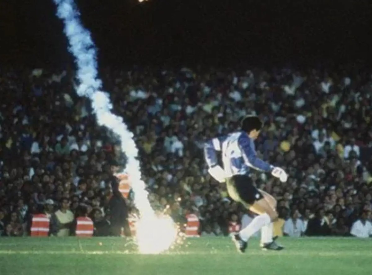 足球场上的阴谋！用藏好的刀片割伤自己！